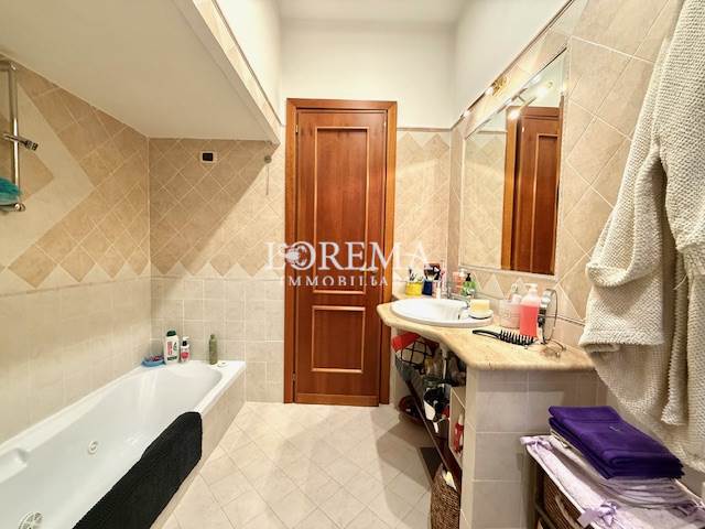 bagno con vasca e finestra