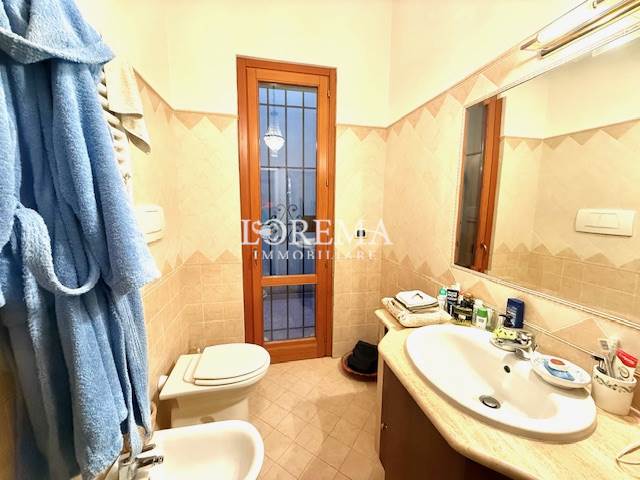 bagno con doccia e finestra