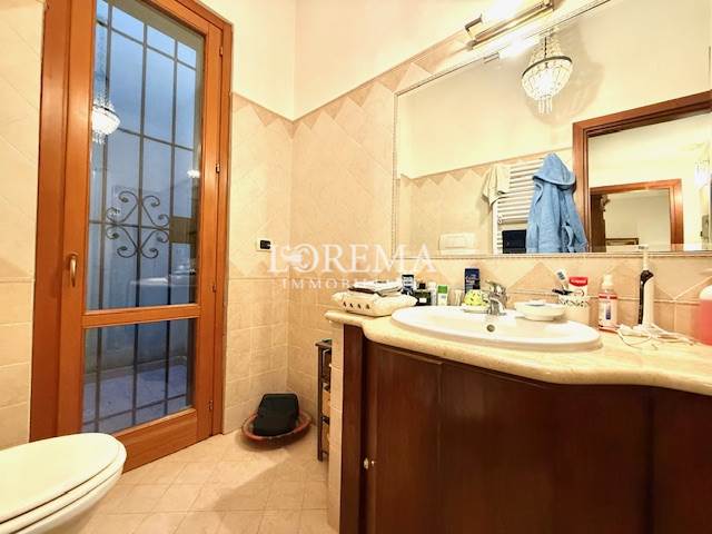 bagno con doccia e finestra