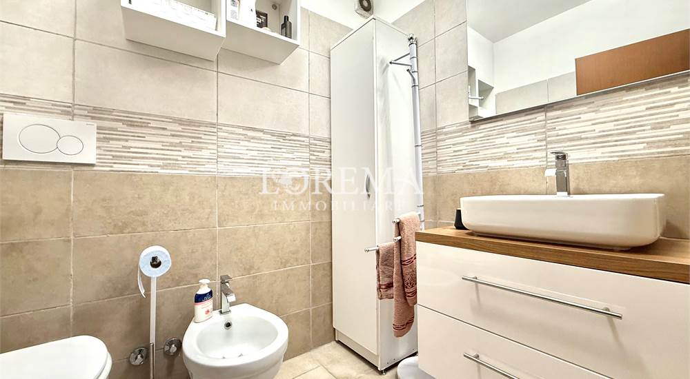 bagno con vasca e finestra